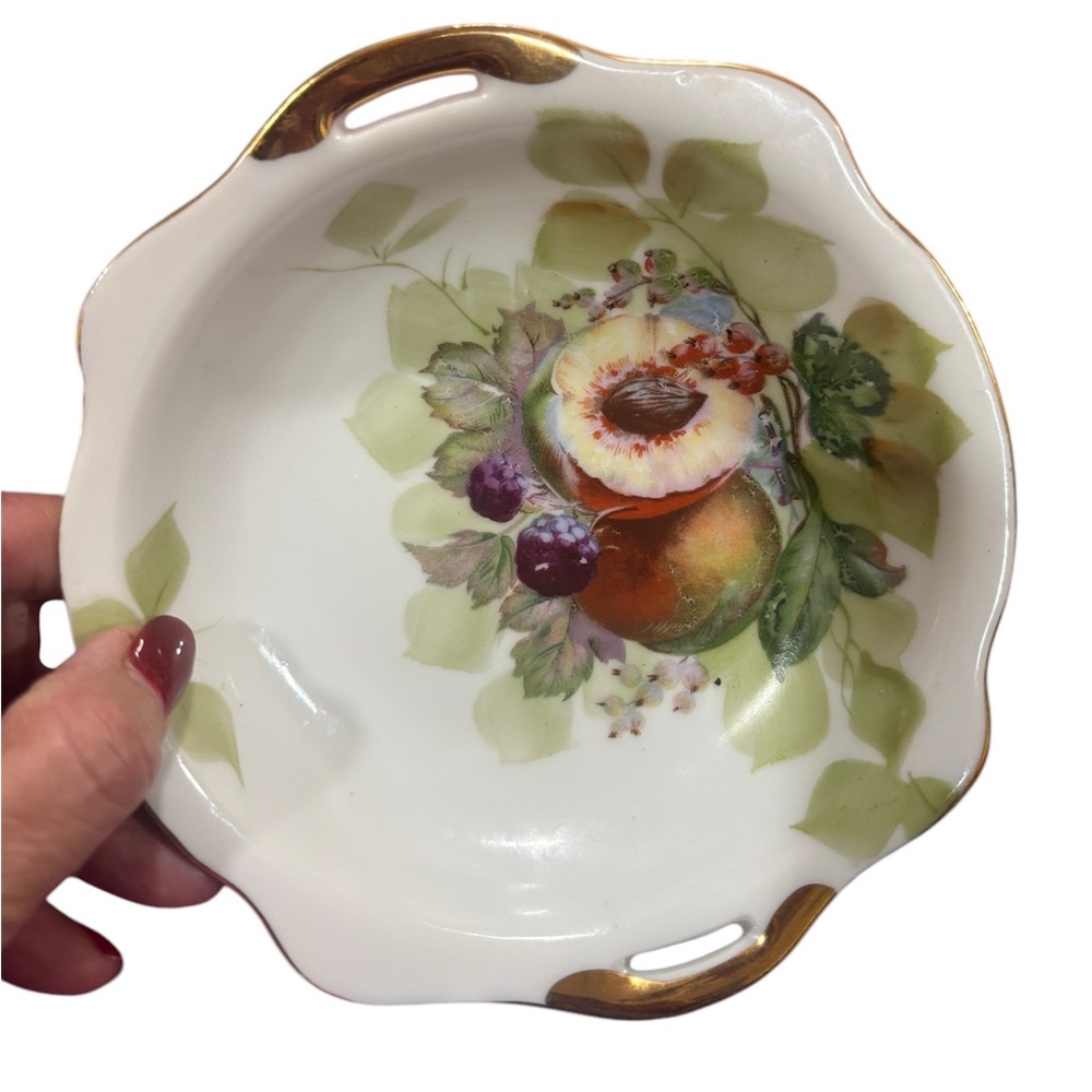 VINTAGE GOLDCASTLE MADE IN JAPAN 6" PORCELAIN FRUIT BOWL.
